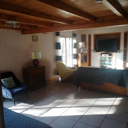 Location De Vacances A Neylis Avec Vue Sur Les Forets Et Les Champs Carla-de-Roquefort Ngoại thất bức ảnh